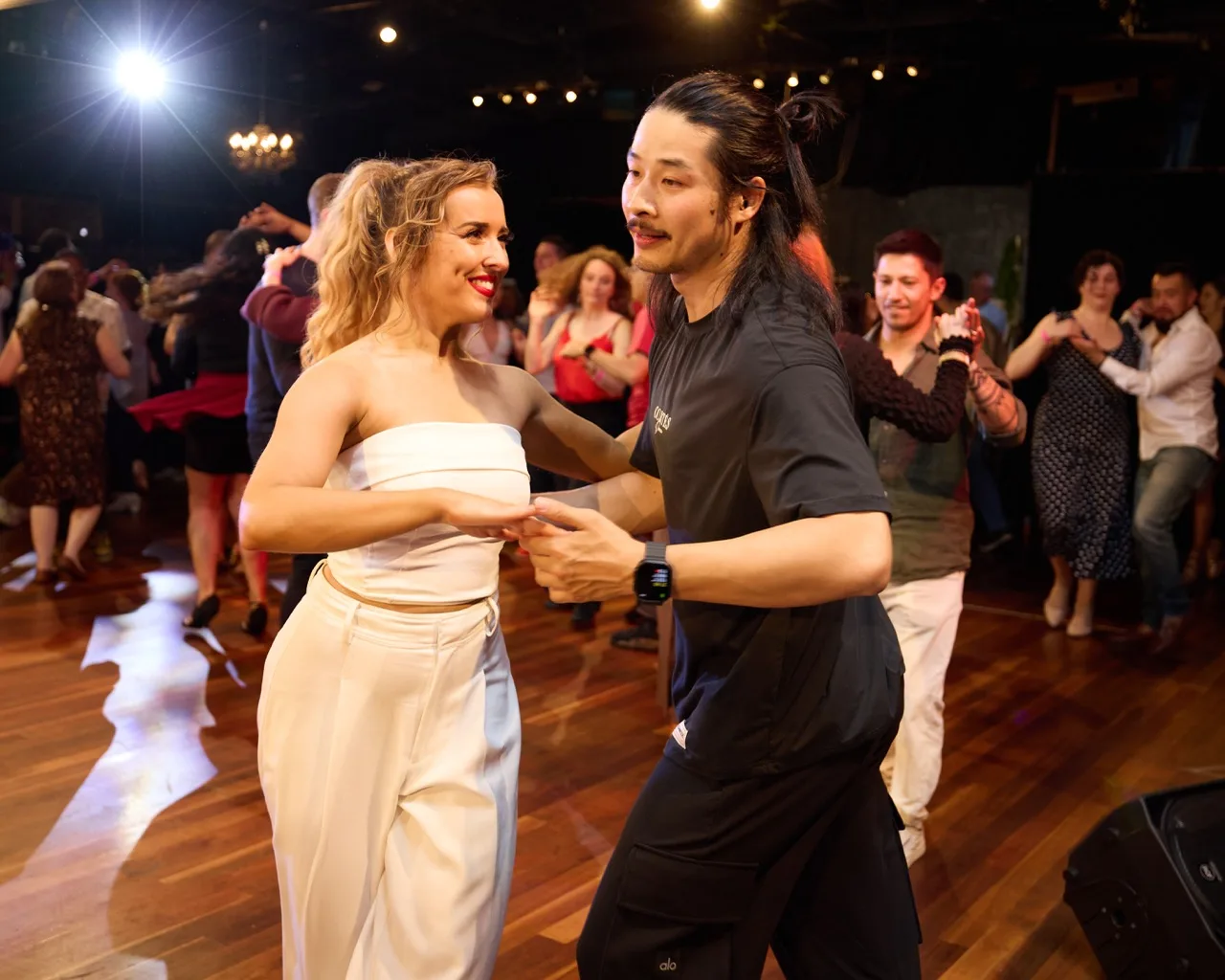 Salsa class at Cortés Dance